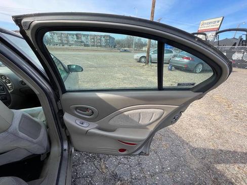 Used 2001 Pontiac Bonneville SE image 27