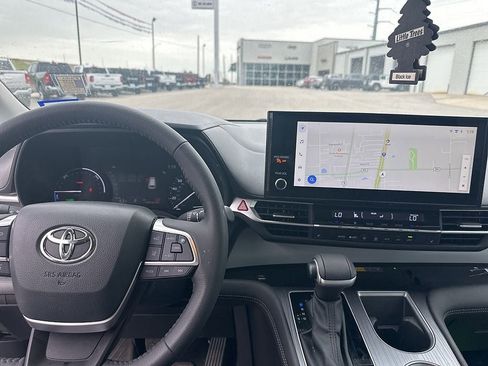 Used 2025 Toyota Sienna XLE FWD image 11
