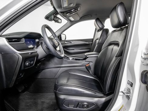 Used 2023 Jeep Grand Cherokee Limited w/ Black Appearance Package image 9