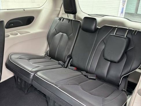 Used 2023 Chrysler Pacifica Limited image 16