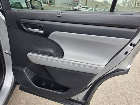 Used 2023 Toyota Highlander XLE image 16