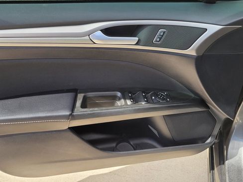 Used 2019 Ford Fusion SE image 4