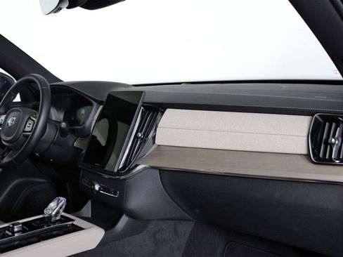 Certified 2025 Volvo XC90 B5 Core image 22