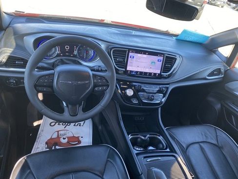 Used 2025 Chrysler Pacifica Limited image 22