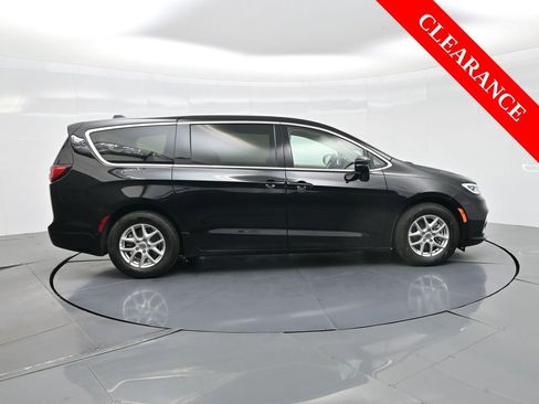 Used 2024 Chrysler Pacifica Touring-L image 5