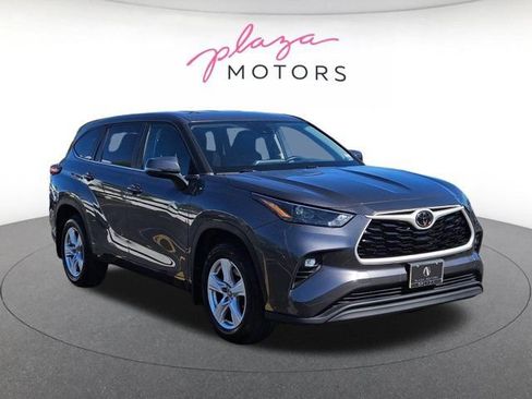 Used 2024 Toyota Highlander LE AWD/4WD image 3