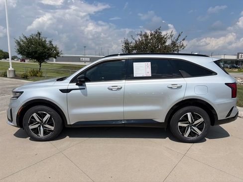 Used 2022 Kia Sorento EX w/ Panoramic Sunroof Package FWD image 5