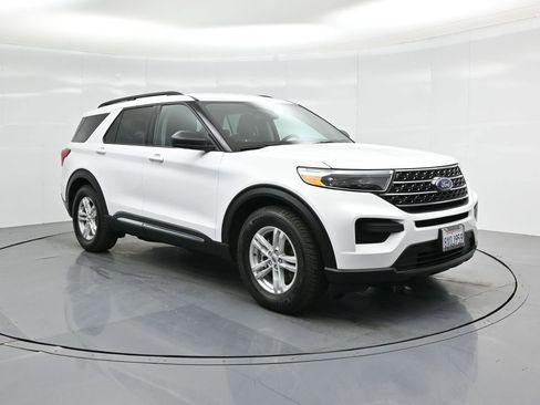 Certified 2021 Ford Explorer XLT image 1