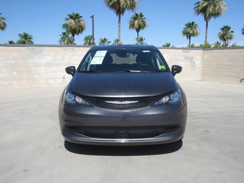 Used 2023 Chrysler Voyager LX FWD image 3