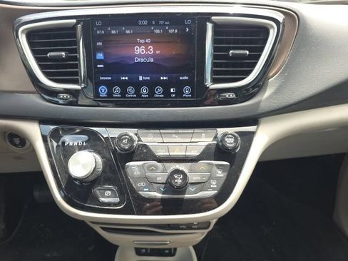 Used 2017 Chrysler Pacifica Touring-L FWD image 19