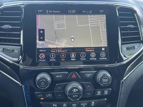 Used 2020 Jeep Grand Cherokee Overland AWD/4WD image 15