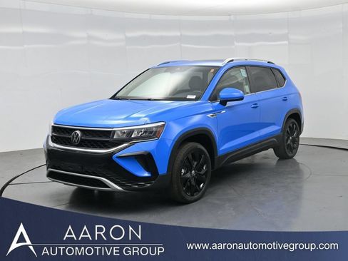 Used 2023 Volkswagen Taos SE w/ Panoramic Sunroof Package FWD image 1
