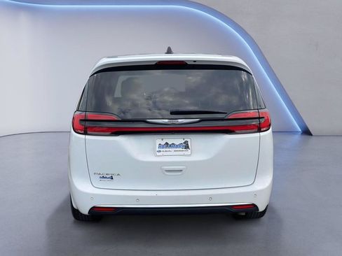 Used 2024 Chrysler Pacifica Touring-L FWD image 4