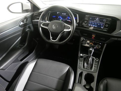 Certified 2022 Volkswagen Jetta SE w/ Panoramic Sunroof Package image 9