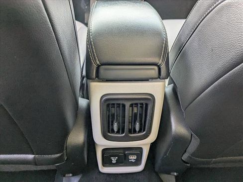 Used 2019 Jeep Compass Latitude FWD image 16