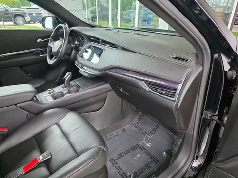Used 2023 Cadillac XT4 Luxury w/ Cold Weather Package AWD/4WD image 10