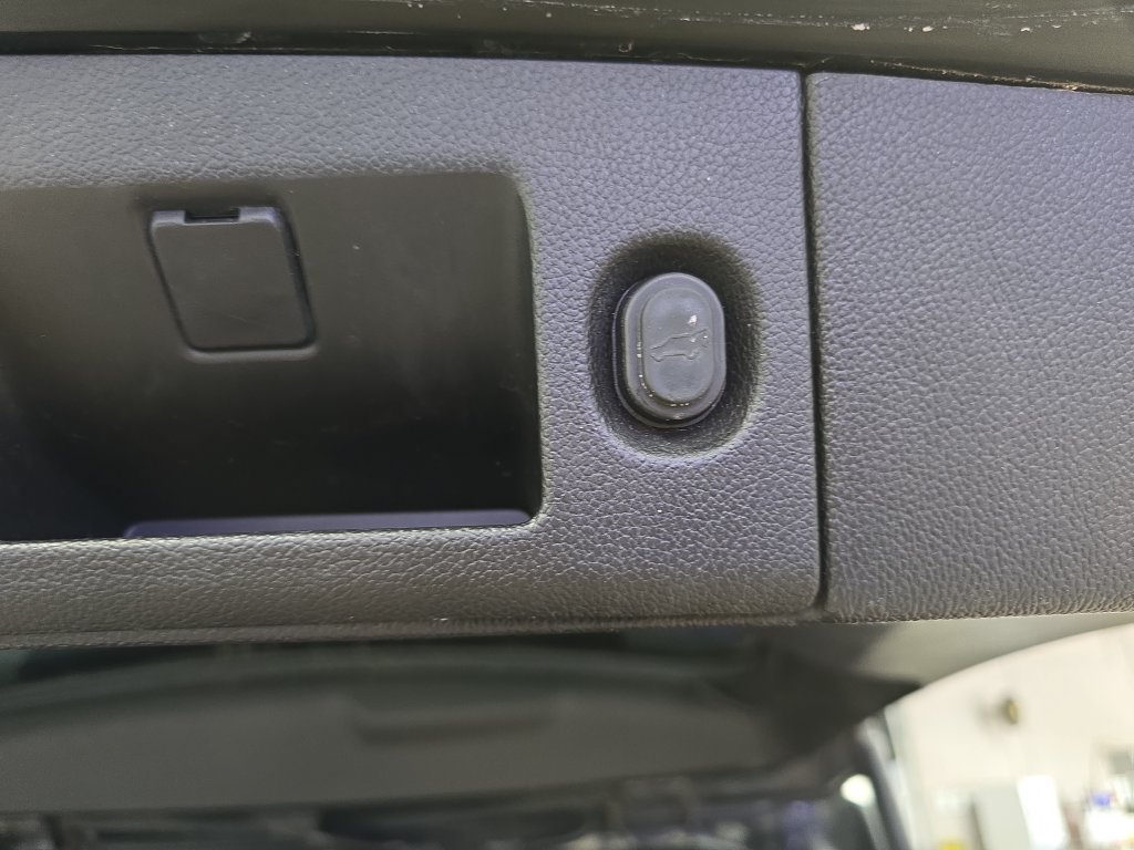 Used 2018 Chevrolet Tahoe Premier AWD/4WD image 15