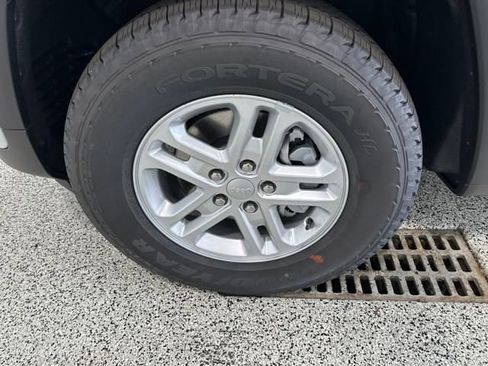 New 2025 Jeep Grand Cherokee Laredo w/ Luxury Tech Group I image 22