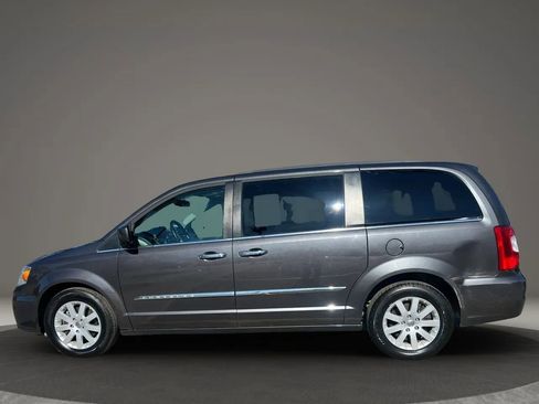 Used 2016 Chrysler Town & Country Touring w/ Driver Convenience Group image 8