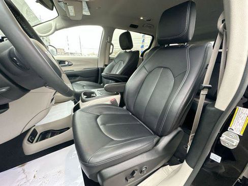 Certified 2024 Chrysler Pacifica Touring-L image 13