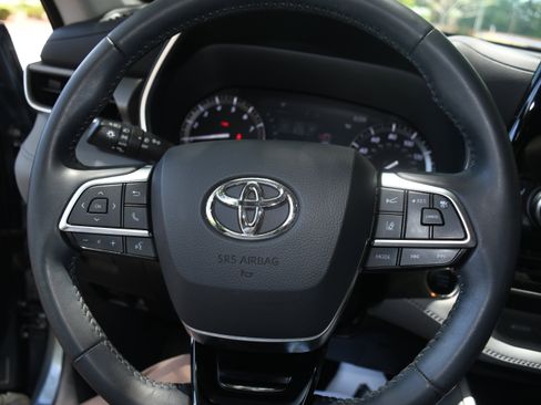 Used 2021 Toyota Highlander XLE AWD/4WD image 13