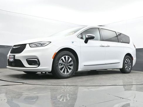 Used 2023 Chrysler Pacifica Limited FWD image 49