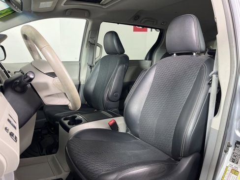 Used 2013 Toyota Sienna SE image 4