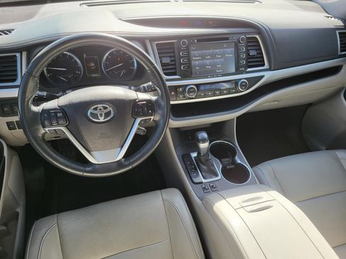 Used 2017 Toyota Highlander XLE image 2