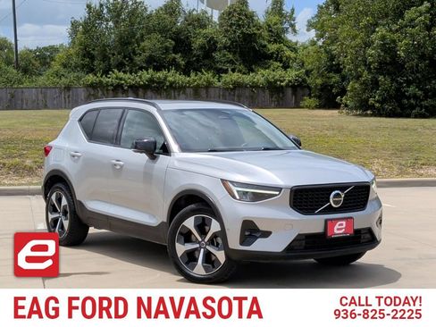 Used 2025 Volvo XC40 B5 Plus AWD/4WD image 1