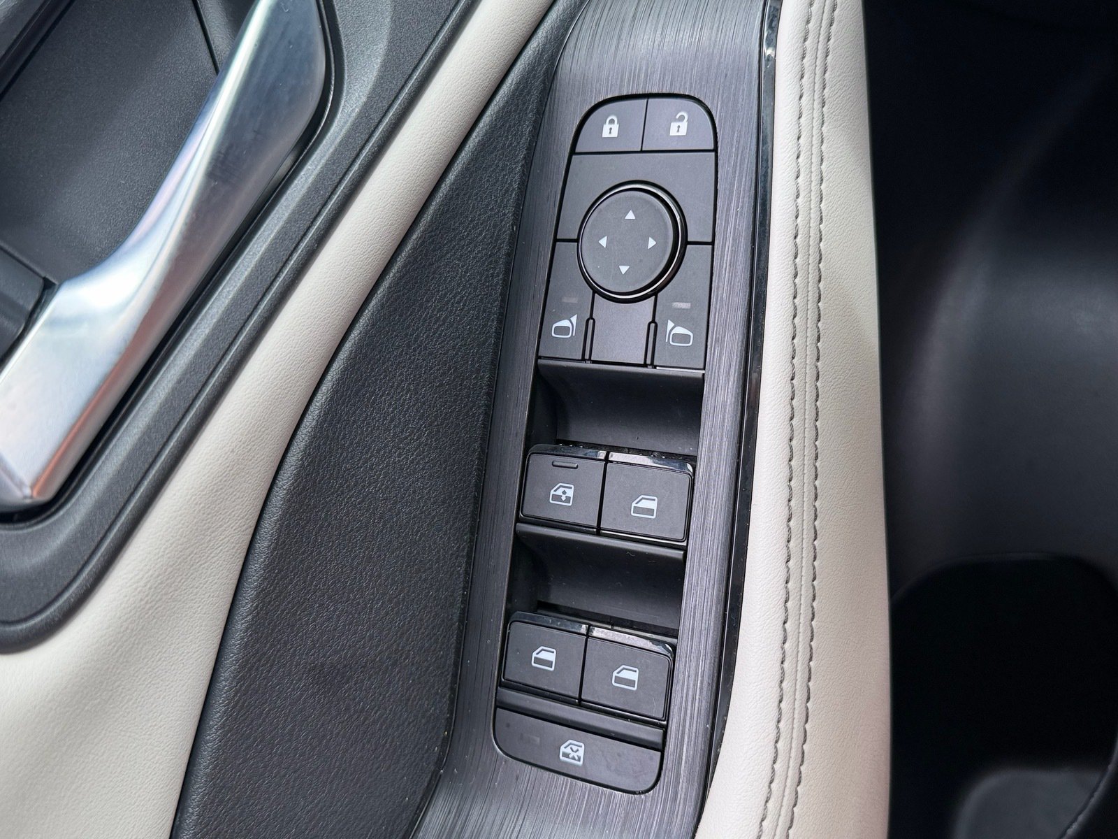 Used 2024 Nissan Rogue SV FWD image 33