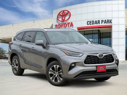 Used 2025 Toyota Highlander XLE FWD image 1