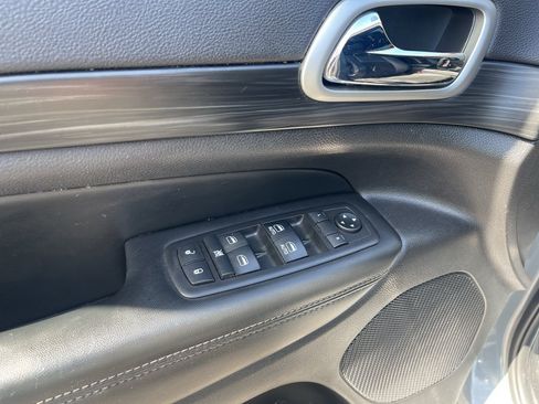 Used 2019 Jeep Grand Cherokee Altitude AWD/4WD image 25