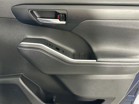 Used 2024 Toyota Highlander XLE image 24