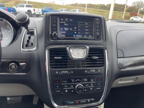 Used 2016 Chrysler Town & Country Touring w/ Driver Convenience Group image 22