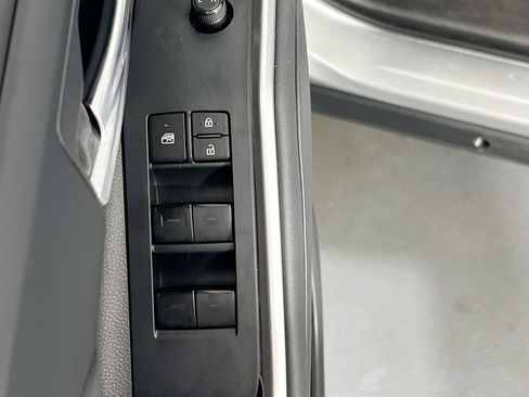 Used 2022 Toyota Highlander XLE image 17