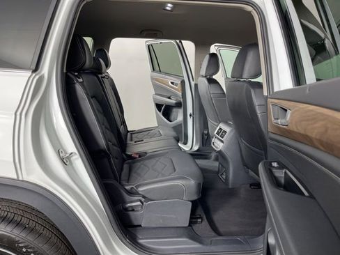 Used 2025 Volkswagen Atlas SE image 47