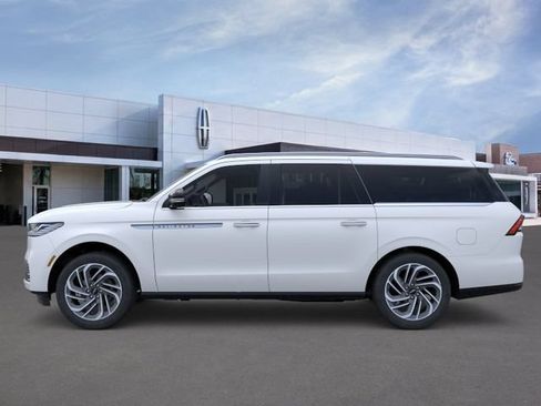 New 2026 Lincoln Navigator L Reserve AWD/4WD image 3