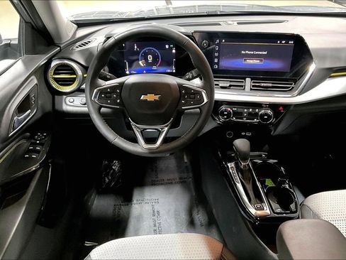 Used 2025 Chevrolet Trax LT w/ Driver Confidence Package image 5