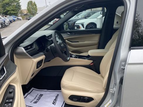 Used 2025 Jeep Grand Cherokee Limited image 16