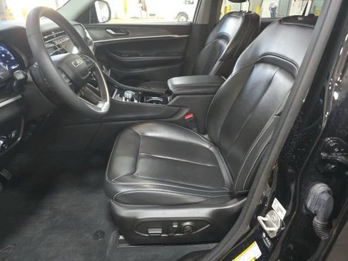 Used 2023 Jeep Grand Cherokee L Limited AWD/4WD image 9