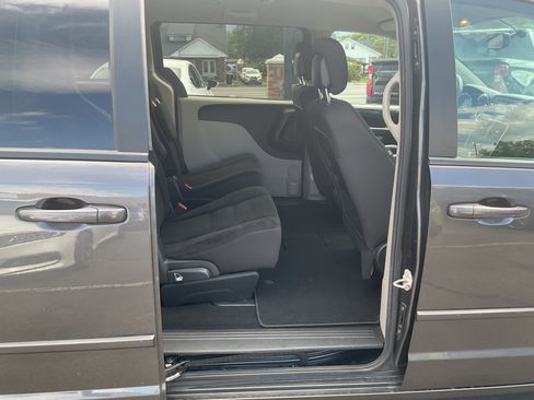 Used 2017 Dodge Grand Caravan SE w/ UConnect Hands-Free Group FWD image 17
