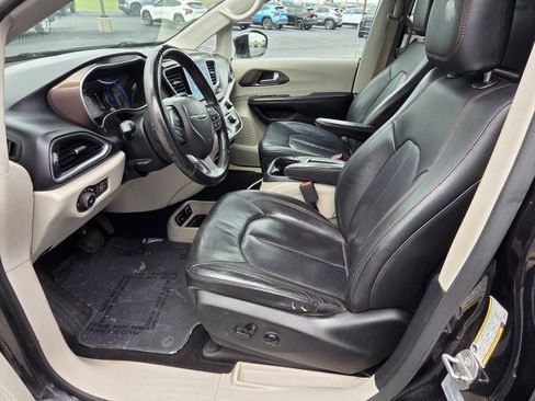 Used 2017 Chrysler Pacifica Touring-L Plus w/ Advanced Safetytec Group FWD image 2