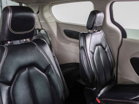 Used 2023 Chrysler Pacifica Touring-L image 28