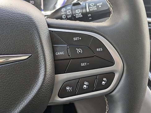 Used 2024 Chrysler Pacifica Touring-L FWD image 24