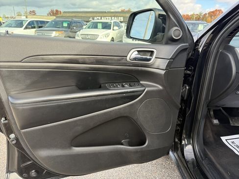 Used 2019 Jeep Grand Cherokee Laredo AWD/4WD image 17