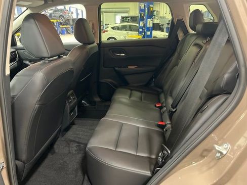 Used 2025 Nissan Rogue SL AWD/4WD image 12