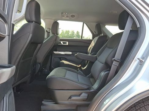 Used 2023 Ford Explorer XLT AWD/4WD image 13