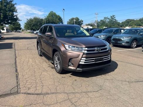 Used 2017 Toyota Highlander XLE AWD/4WD image 24