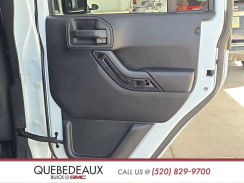 Used 2015 Jeep Wrangler Unlimited Rubicon w/ Dual Top Group AWD/4WD image 25