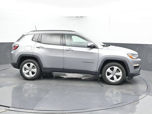 Used 2018 Jeep Compass Latitude w/ Popular Equipment Group FWD image 4